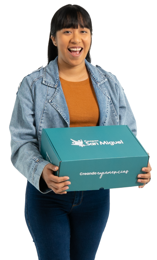 Mujer joven sonriente sosteniendo una caja turquesa de Coopac San Miguel con la frase “Creando experiencias” en la parte frontal
