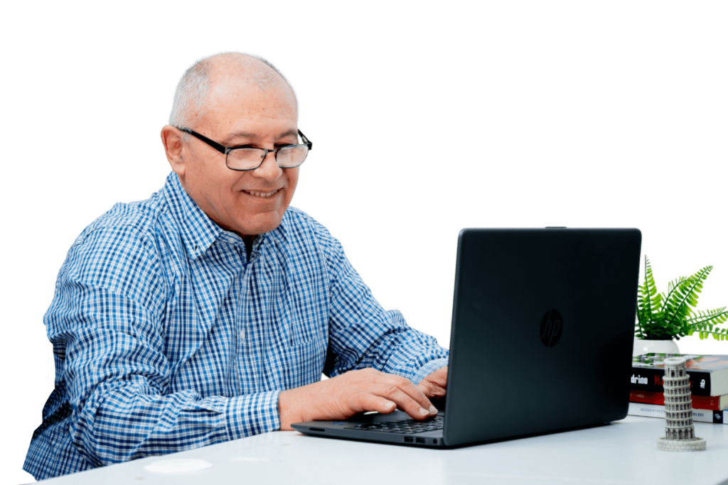 Persona mayor navegando desde su laptop con una expresión amable, representando la facilidad de ubicar Coopac San Miguel desde casa