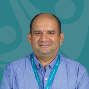 César Díaz, Jefe de Riesgos Personas en la Cooperativa de Ahorro y Crédito San Miguel, con fondo institucional
