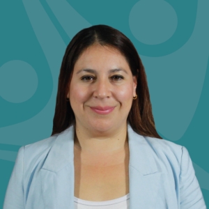 Denisse López, Jefe de Experiencia al Socio en la Cooperativa de Ahorro y Crédito San Miguel, con fondo institucional