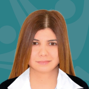 Mafer Mena, Jefe de Marketing y Comunicaciones en la Cooperativa de Ahorro y Crédito San Miguel, con fondo institucional