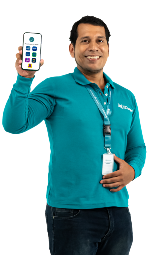 Asesor de Coopac San Miguel sonriente mostrando su celular con pantalla de confirmación de pago, destacando las opciones para pagar cuotas con apps y billeteras digitales como Yape, Plin, Tunki, entre otras