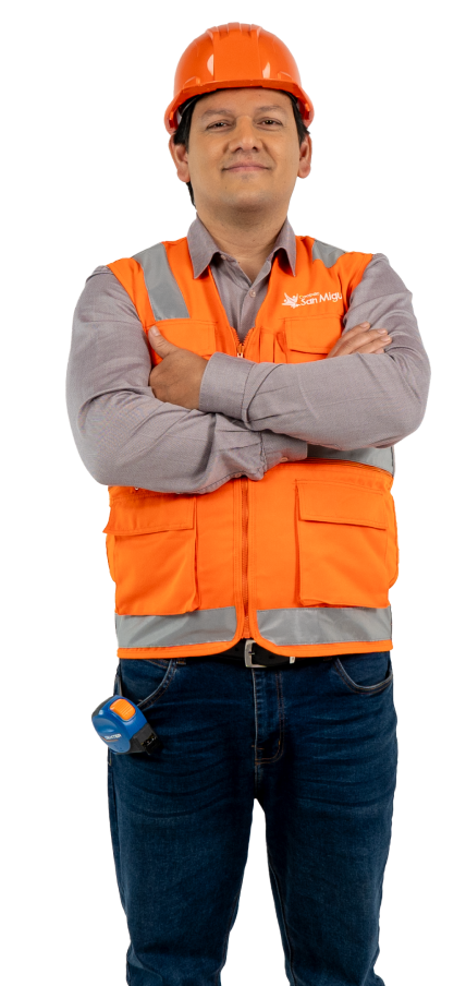 Hombre con casco y chaleco de seguridad color naranja, de brazos cruzados y actitud segura, representando al público trabajador del Préstamo Descuento por Planilla de Coopac San Miguel