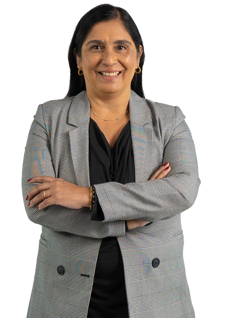 Mujer sonriente con actitud segura, representando la libertad financiera que ofrece el Préstamo de Libre Disponibilidad de Coopac San Miguel