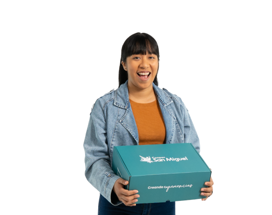 Socia de Coopac San Miguel recibiendo una caja de beneficios con entusiasmo como parte del programa de experiencias exclusivas para socios