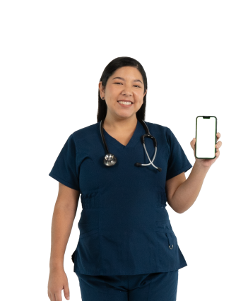 Profesional de la salud mostrando su celular con la app de Coopac San Miguel abierta, ideal para revisar cuotas y pagos desde cualquier lugar con facilidad y seguridad
