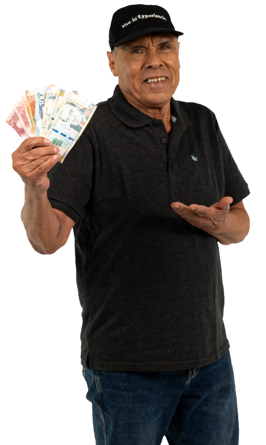 Socio adulto mayor mostrando billetes tras recibir desembolso del Préstamo de Libre Disponibilidad en Coopac San Miguel, representando rapidez y facilidad