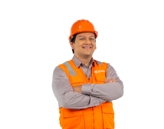 Ingeniero con uniforme de seguridad posando con confianza, representando las alianzas estratégicas de Coopac San Miguel para otorgar préstamos con descuento por planilla a colaboradores de empresas