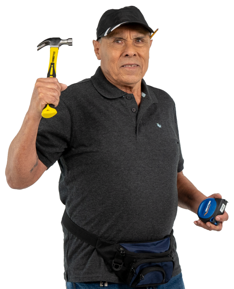 Hombre adulto con martillo y cinta métrica representando el Préstamo Multioficio de Coopac San Miguel