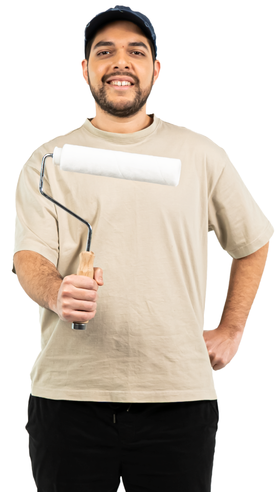 Hombre con rodillo de pintura en mano listo para trabajar representando el Préstamo Multioficio de Coopac San Miguel