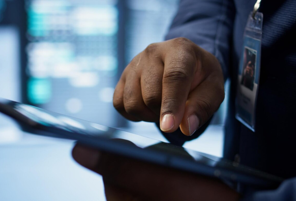 Persona interactuando con una tablet en un entorno digital, representando el acceso confidencial al buzón de buenas prácticas cuestionables de Coopac San Miguel
