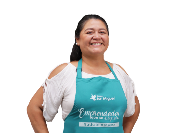 Socia emprendedora con delantal de Coopac San Miguel, representando el acceso a préstamos para microempresas que impulsan negocios propios con orgullo y esfuerzo
