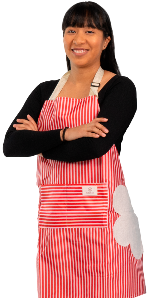 Mujer emprendedora con mandil rojo a rayas representando a una beneficiaria del Préstamo Emprende Mujer de Coopac San Miguel