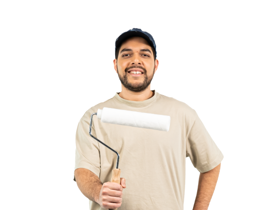 Socio independiente de Coopac San Miguel mostrando su herramienta de trabajo como pintor, representando a trabajadores multioficio que acceden a beneficios y soluciones financieras