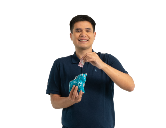 Hombre sonriente depositando un billete en una alcancía de cerdito, representando el ahorro seguro y confiable con depósitos a plazo fijo en Coopac San Miguel