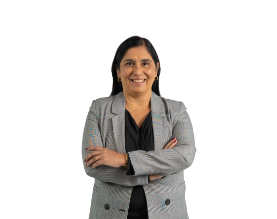 Mujer profesional con actitud segura, representando los préstamos de libre disponibilidad de Coopac San Miguel para cumplir metas personales o familiares sin restricciones