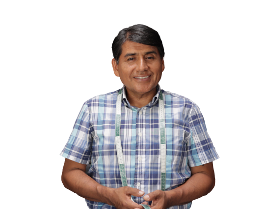 Pequeño empresario textil con cinta métrica en el cuello representando a los socios emprendedores que acceden a préstamos para impulsar su negocio con Coopac San Miguel