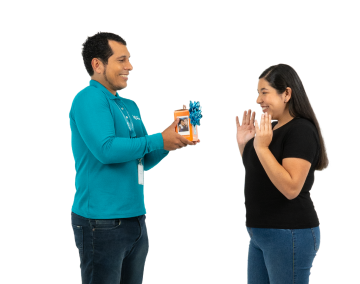Colaborador de Coopac San Miguel entregando un premio sorpresa a una socia emocionada como parte del programa de beneficios Winners