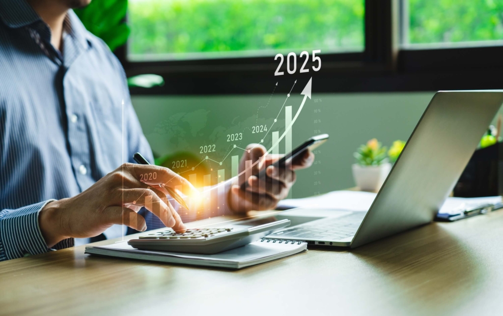 Persona analizando proyecciones de ahorro a plazos con crecimiento financiero constante hasta 2025 con la Coopac San Miguel