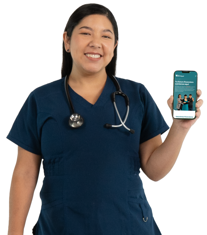 Persona en uniforme médico mostrando la app de Coopac San Miguel en su teléfono móvil, destacando la facilidad de gestionar sus pagos de cuotas de manera rápida y eficiente