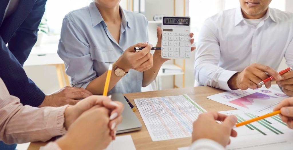 Equipo analizando beneficios financieros del cooperativismo como herramienta para alcanzar metas personales con Coopac San Miguel