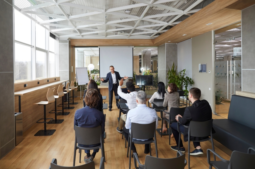 Sesión de capacitación con colaboradores de Coopac San Miguel en espacio corporativo moderno