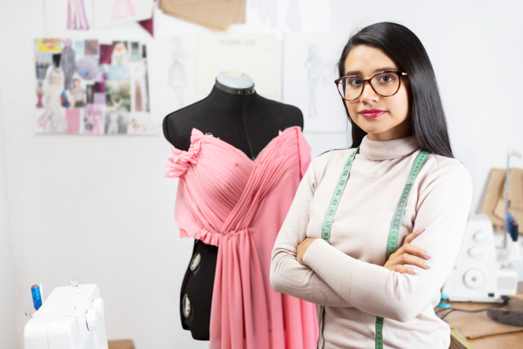 Mujeres emprendedoras en la industria de la moda, destacando talento y creatividad en cada diseño, impulsando su negocio en un entorno competitivo.