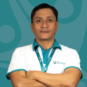 Miguel Cuyumba, Supervisor de Seguridad y Salud Ocupacional en Coopac San Miguel, con uniforme institucional