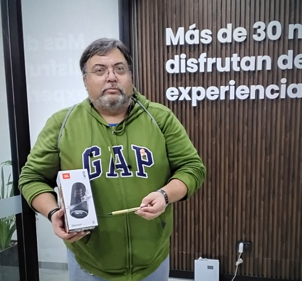 Socio Marco Castillo Sotelo, ganador de un parlante en la campaña de premiación 2025 de la Cooperativa de Ahorro y Crédito San Miguel en Perú.
