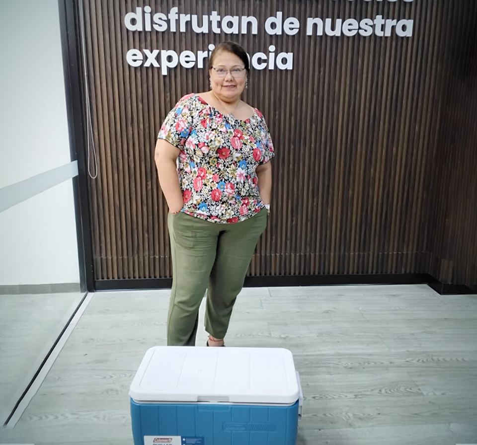 Socia Ana María Burga Grados, ganadora del cooler N°0003 en la campaña “Festeja con Amor” de la Cooperativa de Ahorro y Crédito San Miguel en Perú