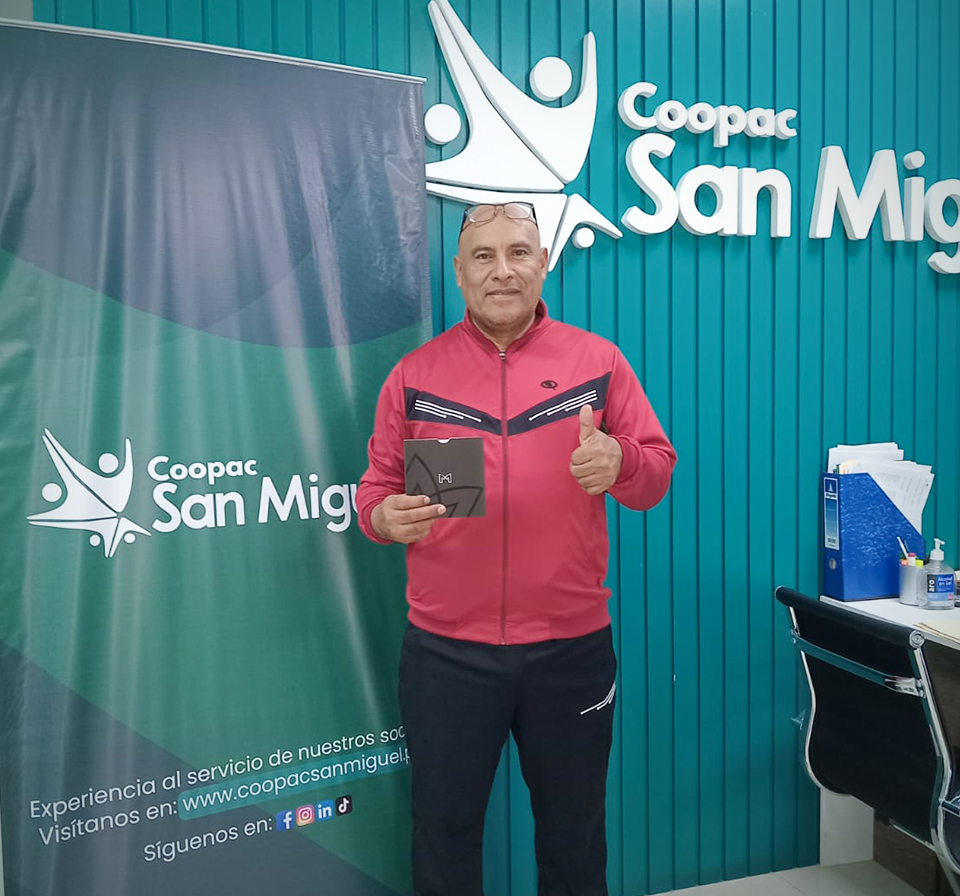 Socio Wilmer Yovera Castro, ganador de la campaña de premiación 2025 de la Cooperativa de Ahorro y Crédito San Miguel en Perú, posando en la sede institucional.
