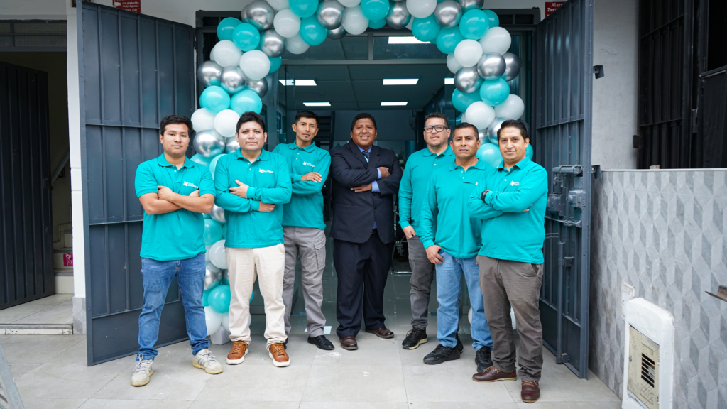Equipo de la Cooperativa de Ahorro y Crédito San Miguel durante la inauguración de su nueva agencia en San Juan de Lurigancho, Lima, con decoración institucional y atención al socio