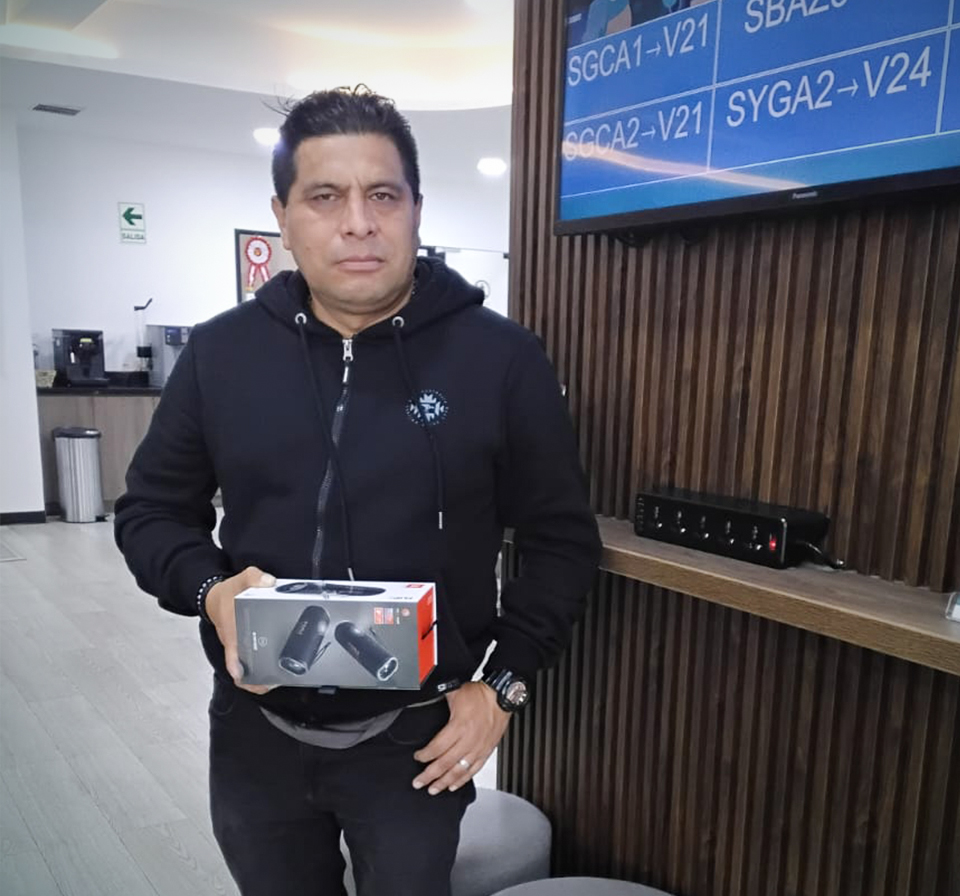 Socio Luis Quispe Caballa, ganador de un parlante en la campaña de premiación 2025 de la Cooperativa de Ahorro y Crédito San Miguel en Perú.