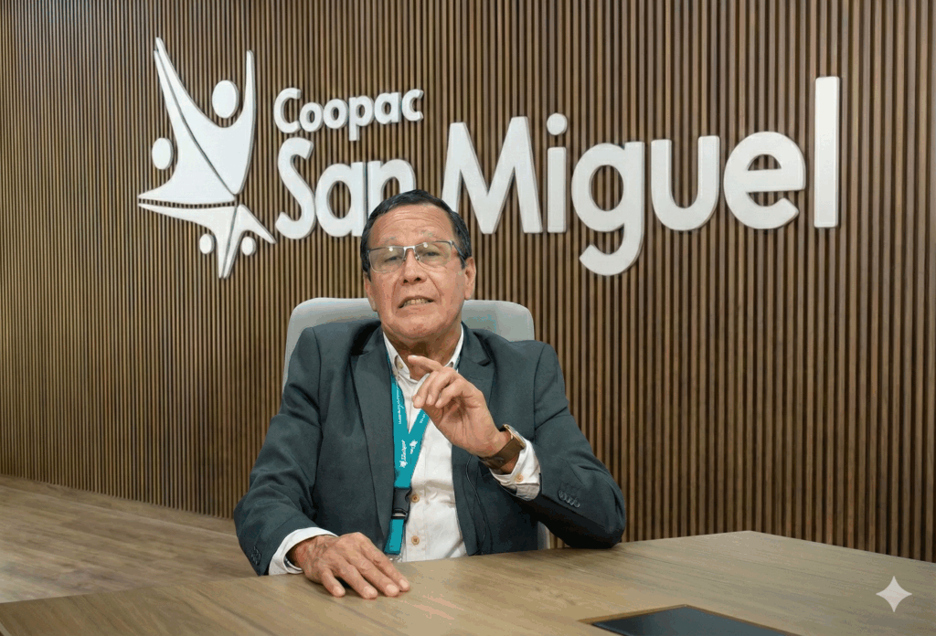 Imagen de un ejecutivo de Coopac San Miguel dando una explicación sobre la gestión de riesgos para proteger a los socios, con el logo de la cooperativa de fondo.