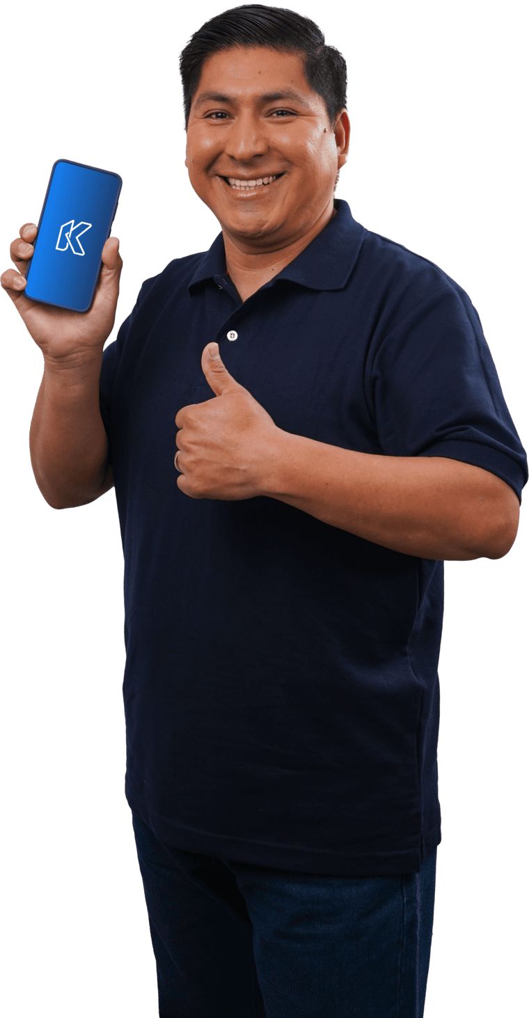 Persona sonriente mostrando su celular con la aplicación Kashio, representando la facilidad y satisfacción de pagar cuotas de manera digital y rápida.